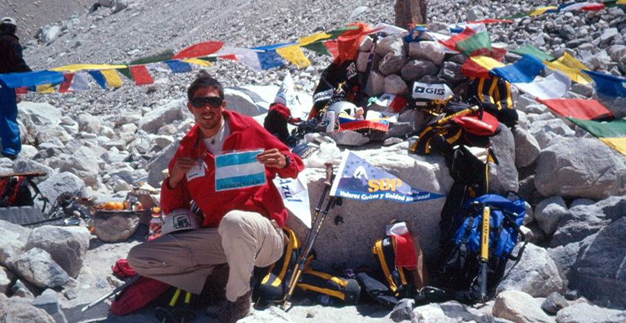 Heber Orona - Primer argentino en ascender el Monte Everest por la cara Norte (Tíbet), sin oxígeno artificial y sin ayuda de porteadores de altura.