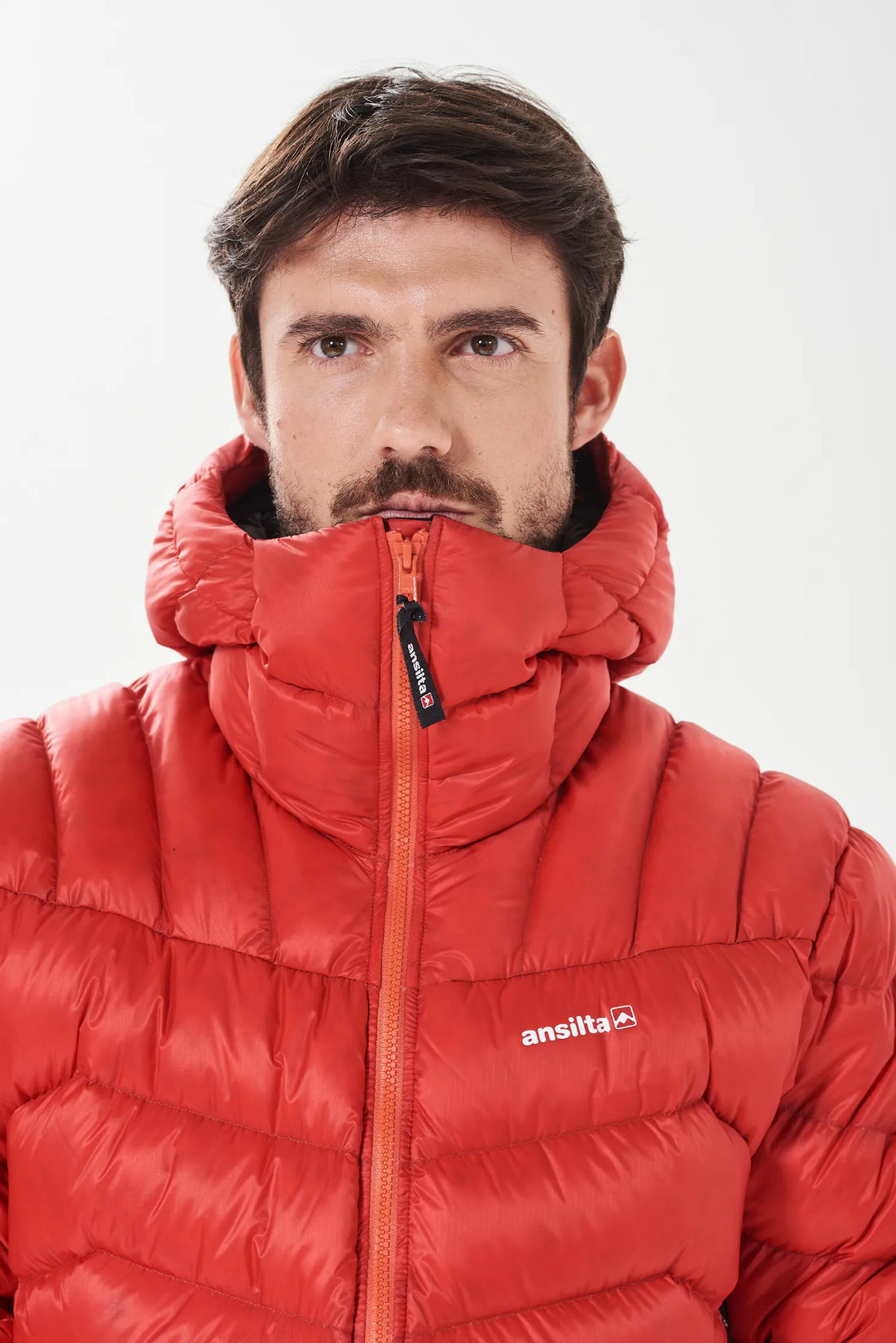 Cierre frontal y cuello alto