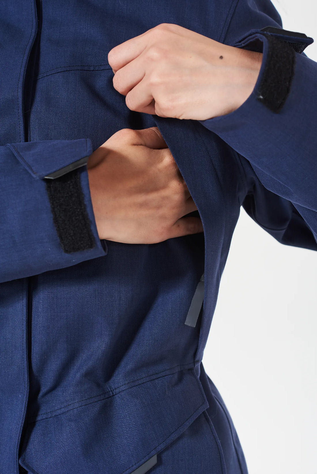 Bolsillos superiores con cierre y solapa