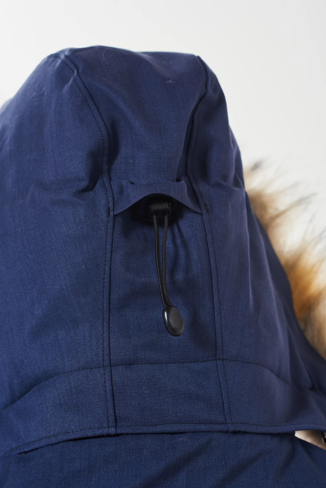 Capucha amplia y desmontable