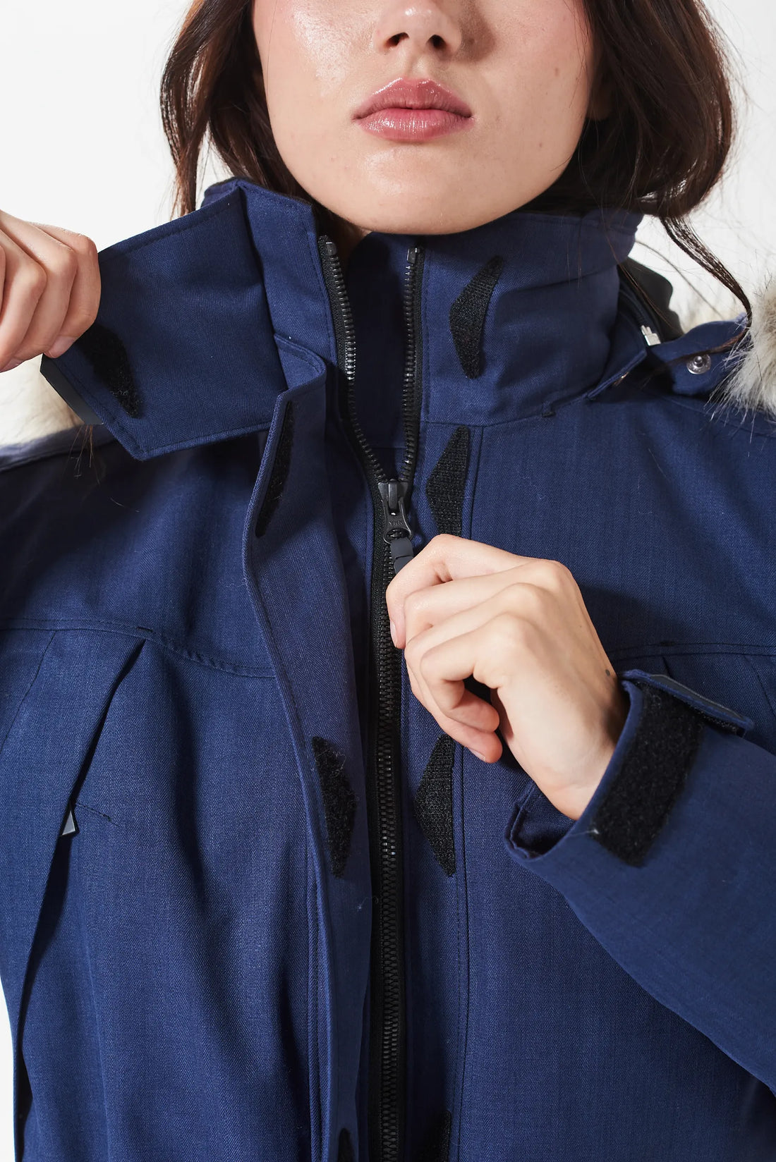 Cierre frontal amplio con solapa