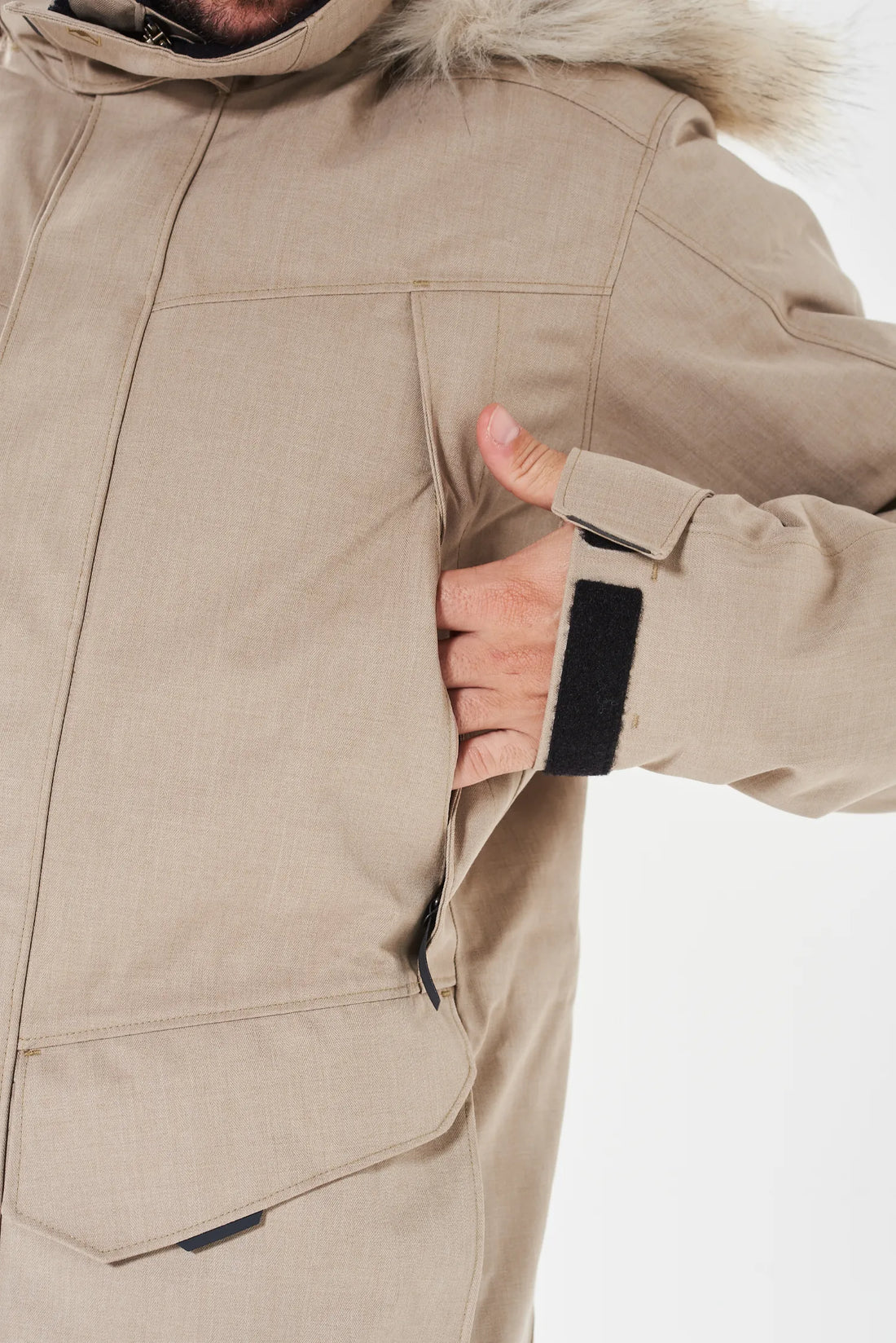 Bolsillos superiores con cierre y solapa