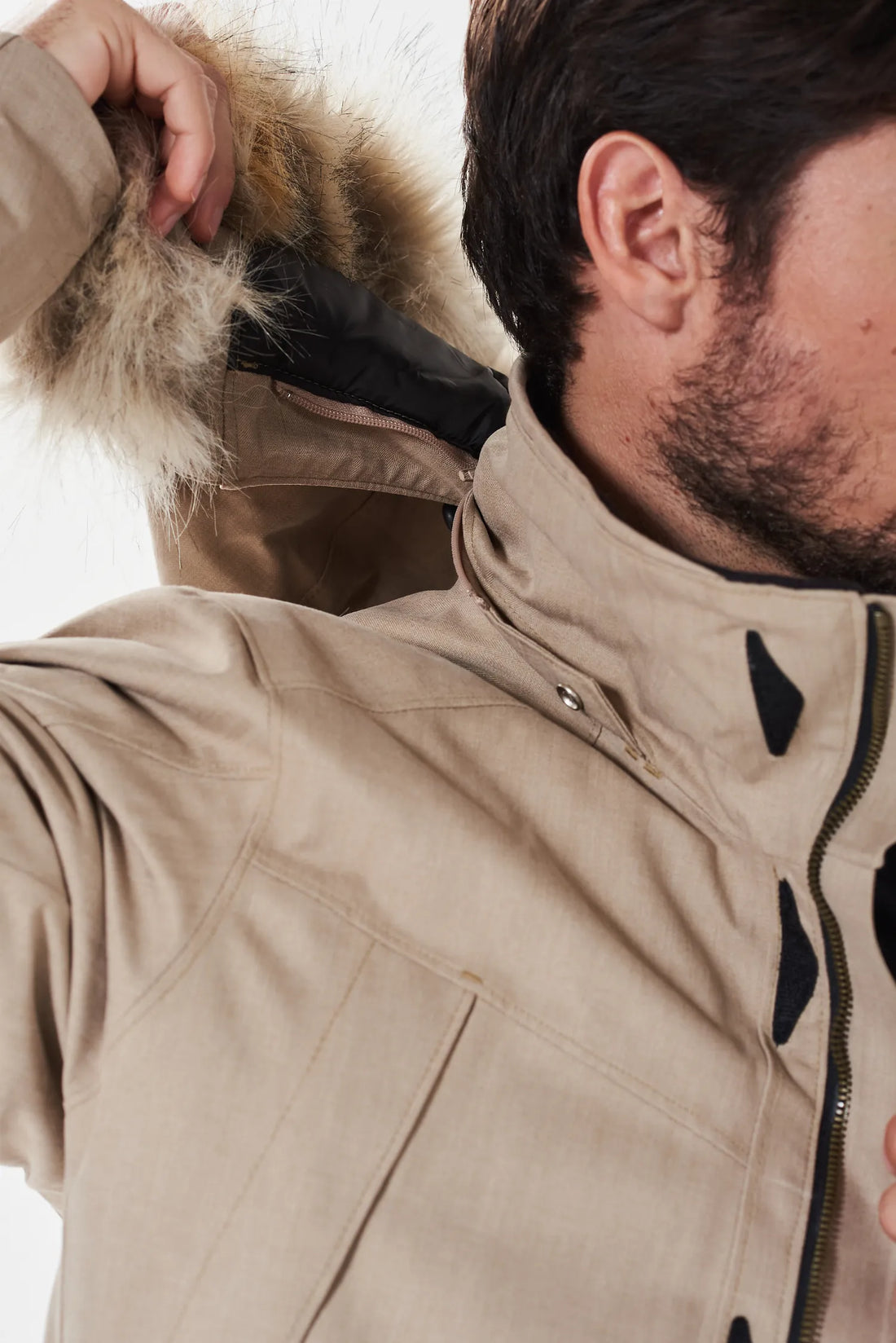 Capucha amplia y desmontable