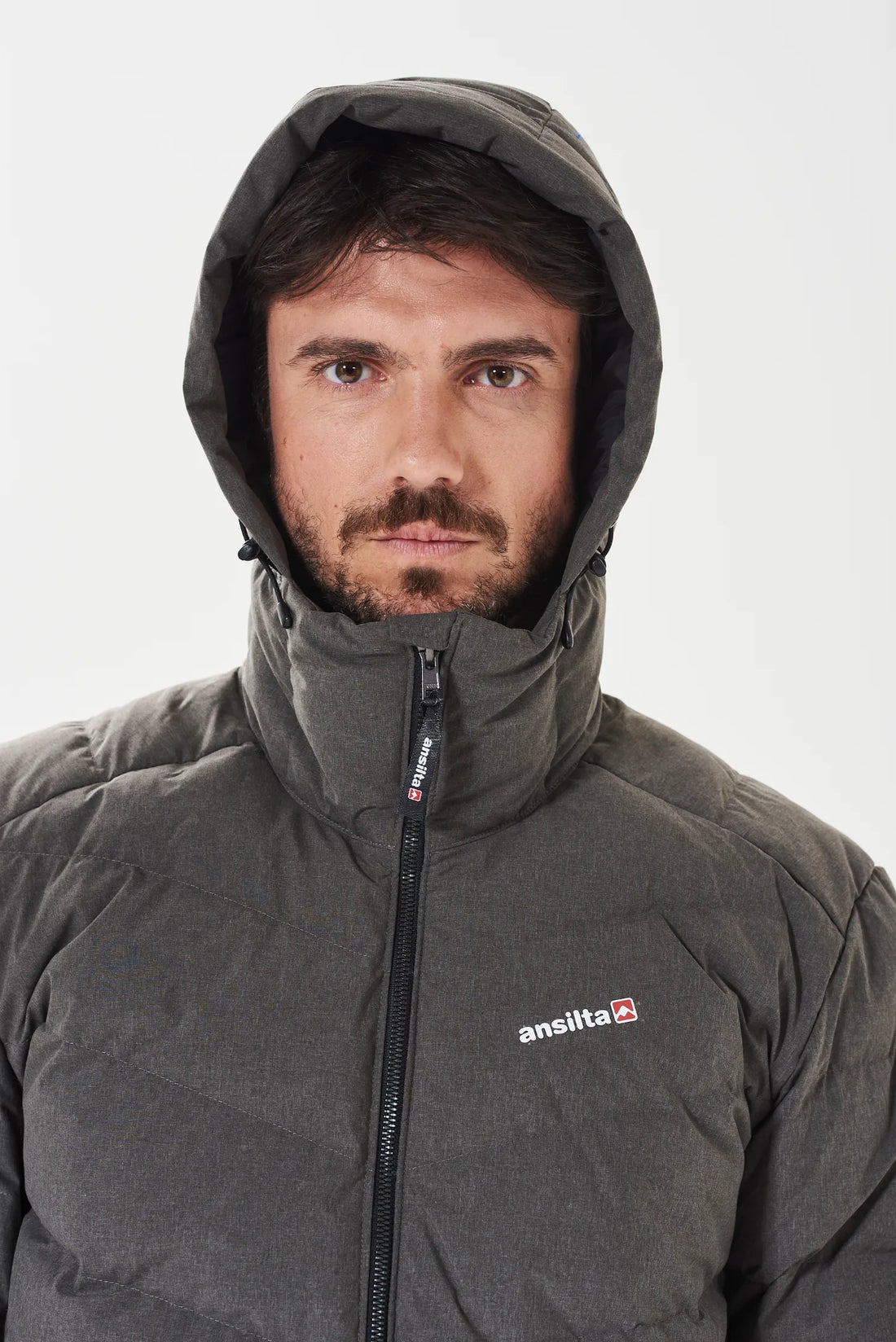 Cierre frontal con cuello alto