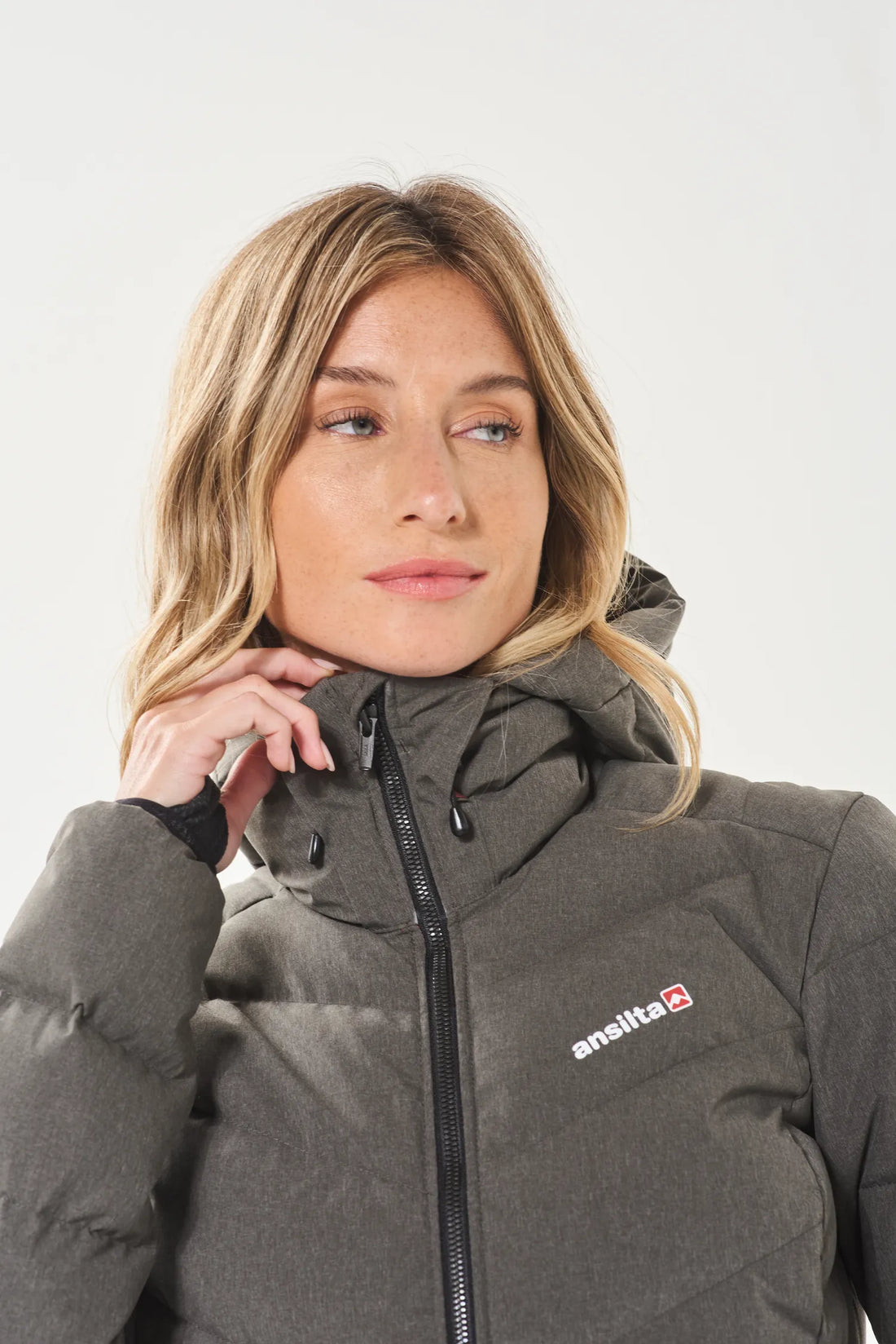 Cierre frontal con cuello alto