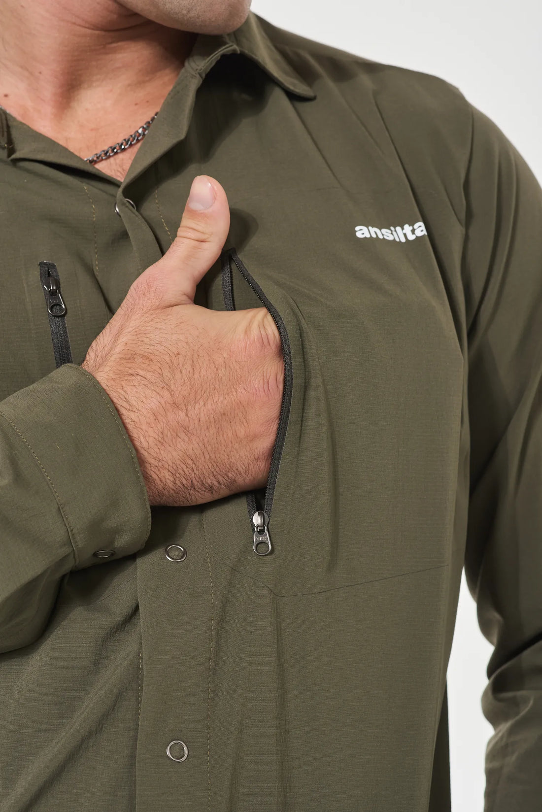 Bolsillos de pecho con cierre